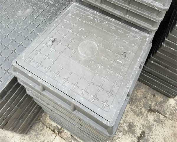 井盖黄黑示标识 化粪池的井盖是什么样的