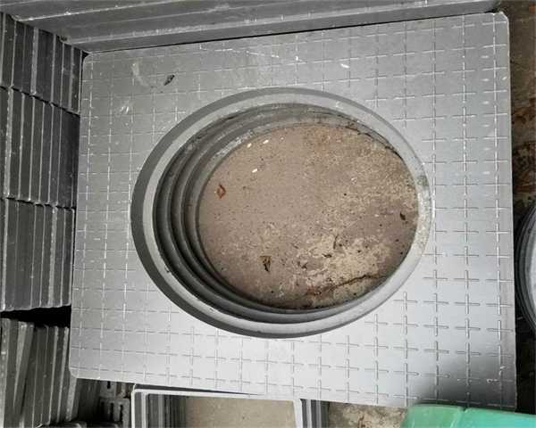 700铸铁井座井盖规格 700轻型铸铁井盖多重