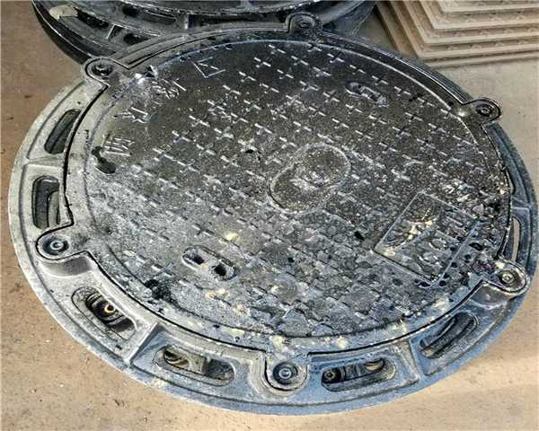 小区绿化带内井盖未盖 马路绿化带内弱电井盖属于那部门管