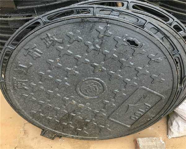 井盖黄黑示标识 化粪池的井盖是什么样的