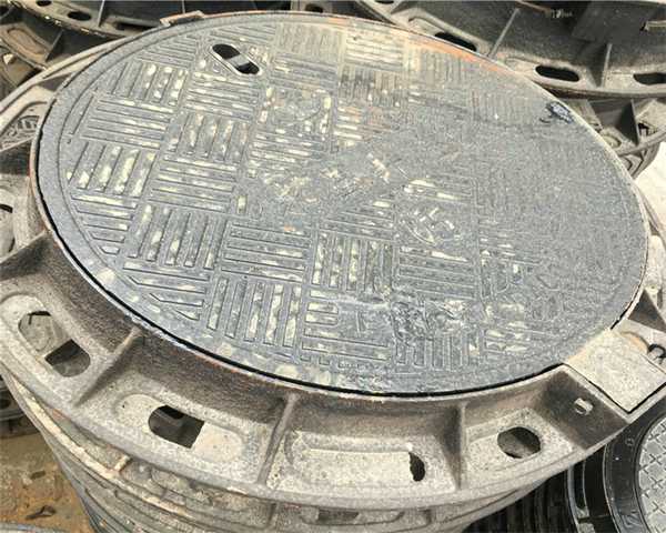 压力井盖怎么打开盖子 压力井盖图片** 压力井盖怎么打开盖子 压力井盖图片**